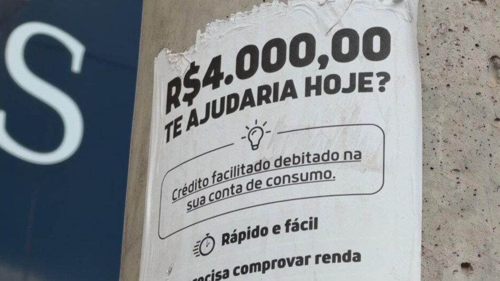 Anúncios são espalhados em postes, com promessas de dinheiro rápido e sem burocracia em Rio Preto (SP) — Foto: Reprodução/TV TEM