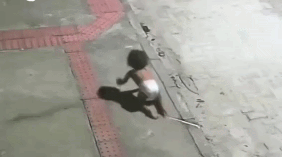 Bebê encontrada engatinhando na rua: mãe estava na casa de uma amiga e deixou criança com filho adolescente