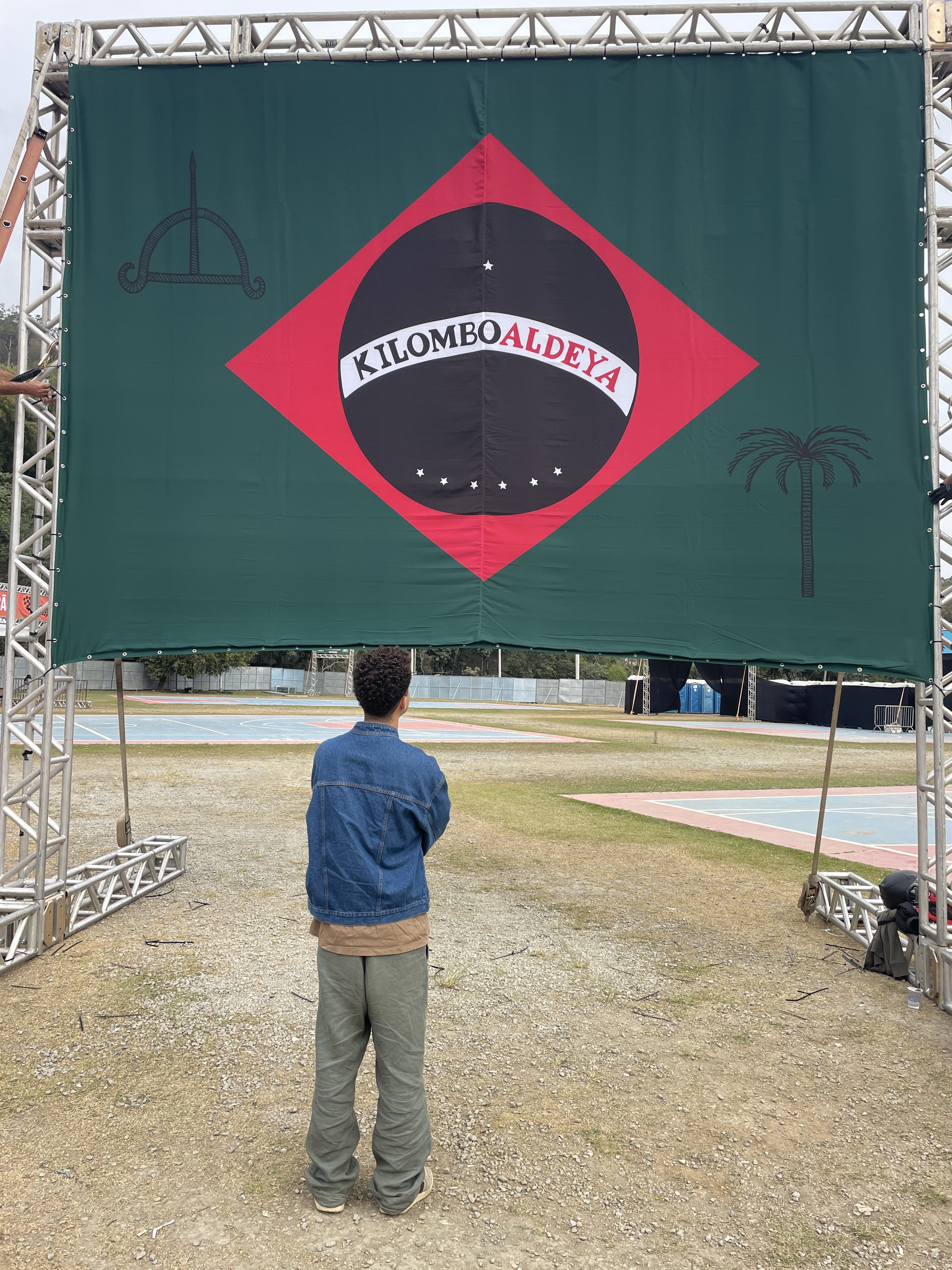 Obra com releitura da bandeira gera polêmica em Petrópolis