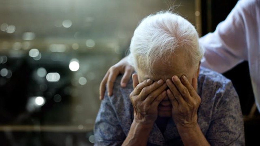 A demência é subdiagnosticada em todo o mundo – o medo que acompanha essa condição faz com que muitas pessoas evitem procurar assistência médica — Foto: GETTY IMAGES