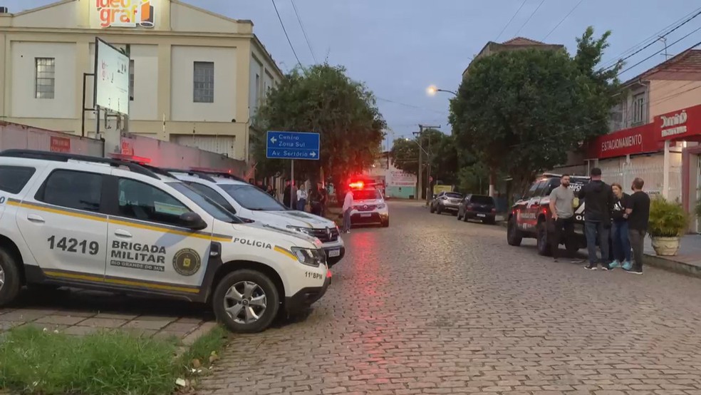Homem morre em frente a casa noturna em Porto Alegre — Foto: Reprodução/ RBS TV