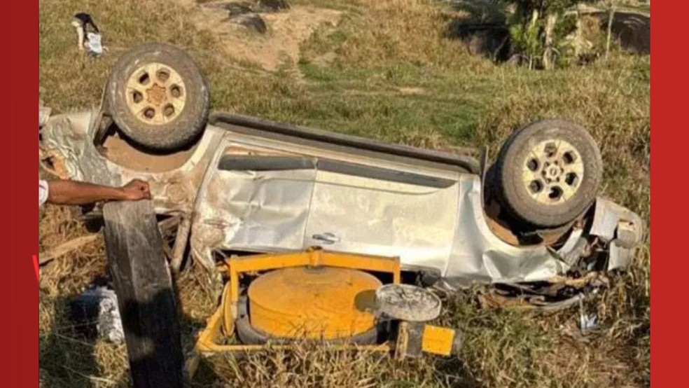 Caminhonete conduzida por Lucas ficou destruída após o acidente — Foto: Reprodução/Redes sociais