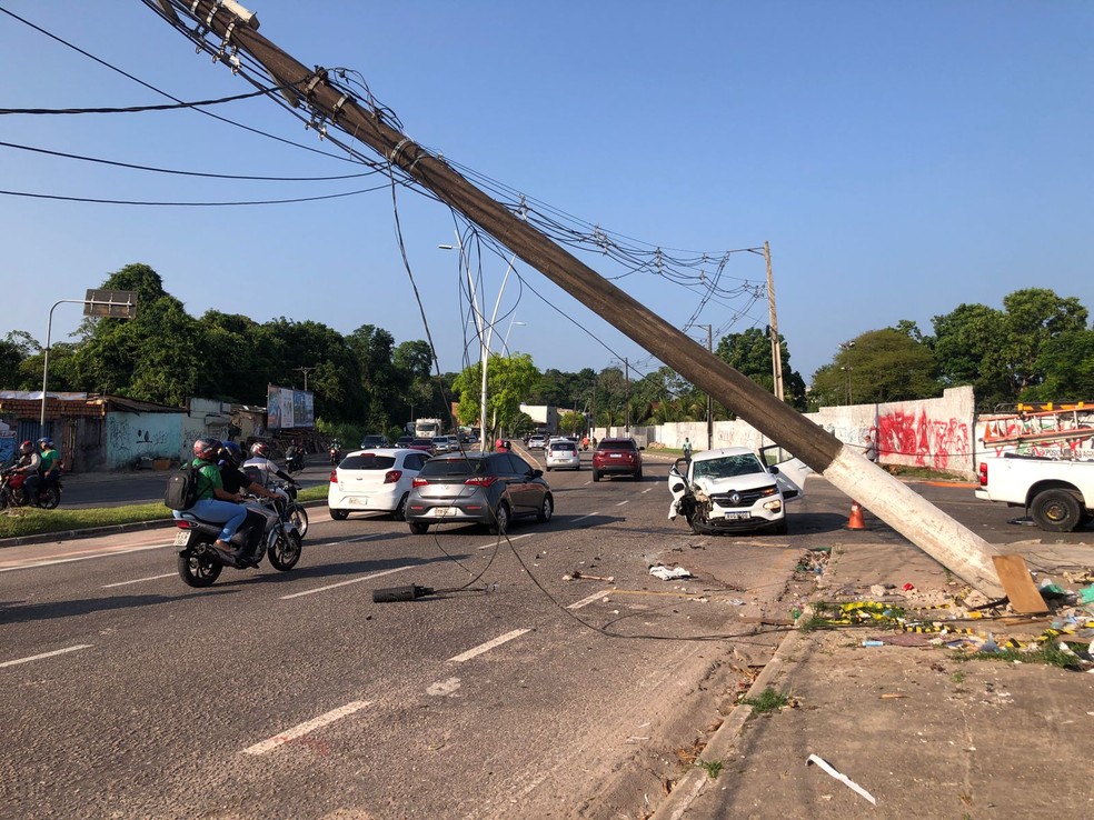 Carro colide em poste de energia elétrica na rua Acre - O que é