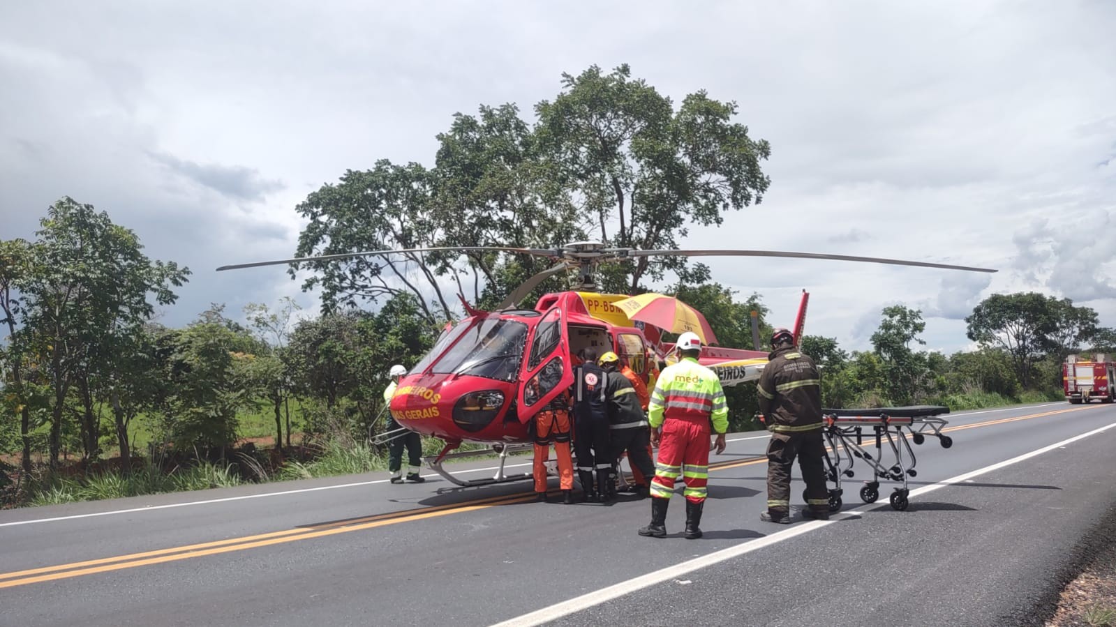 Motorista é socorrido de helicóptero após acidente entre carreta e caminhão na BR-135