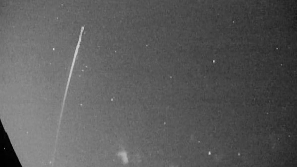 Câmera da Rede Brasileira de Monitoramento de Meteoros (Bramon), localizada em Juazeiro do Norte, registrou a passagem do lixo espacial. — Foto: Guilherme Lucena/ Bramon