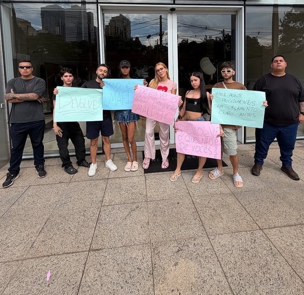 Influenciadora Malévola Alves ao lado de amigos protestando em frente ao salão. — Foto: Redes Sociais