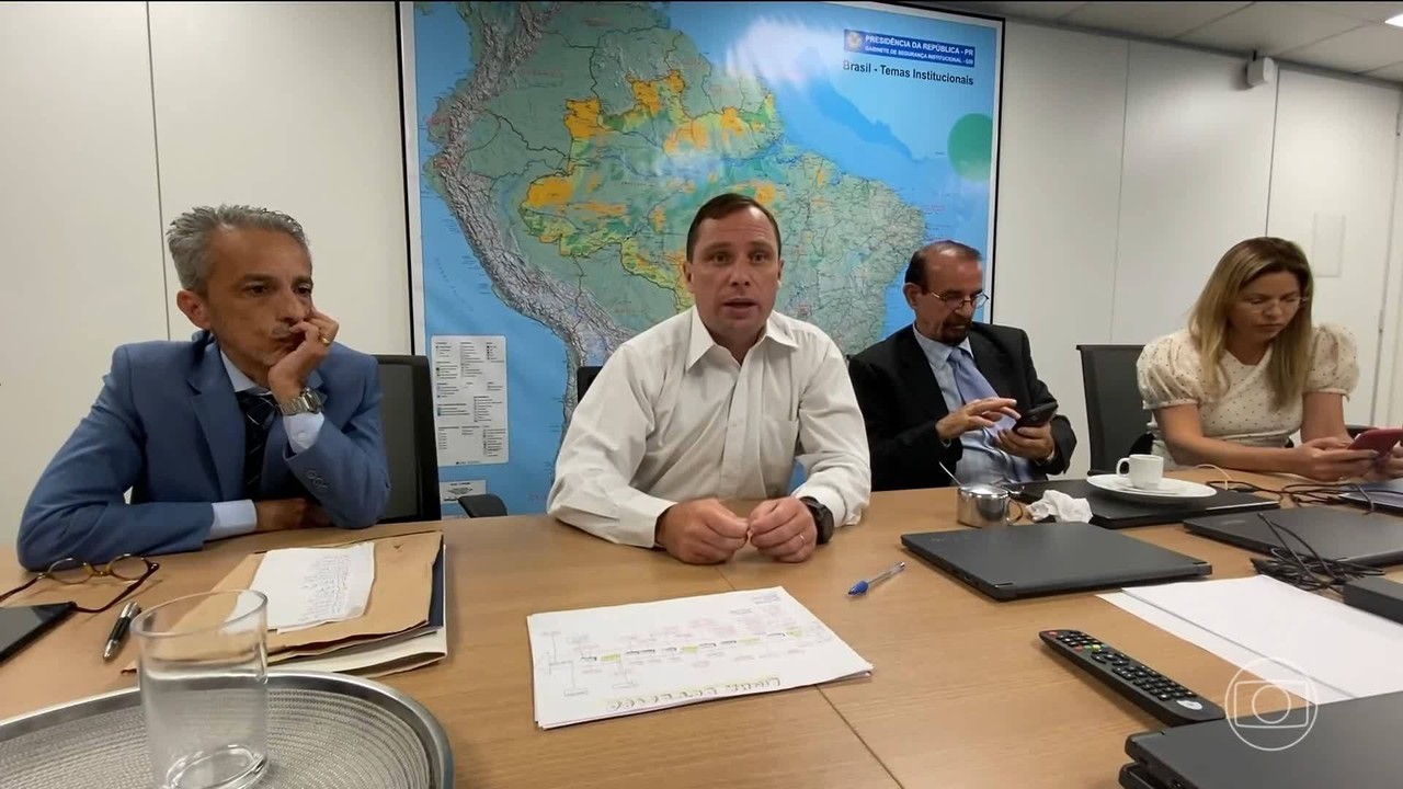 'Vamos tentar vender isso daqui?': Cid diz que Bolsonaro pediu para vender relógios e joias