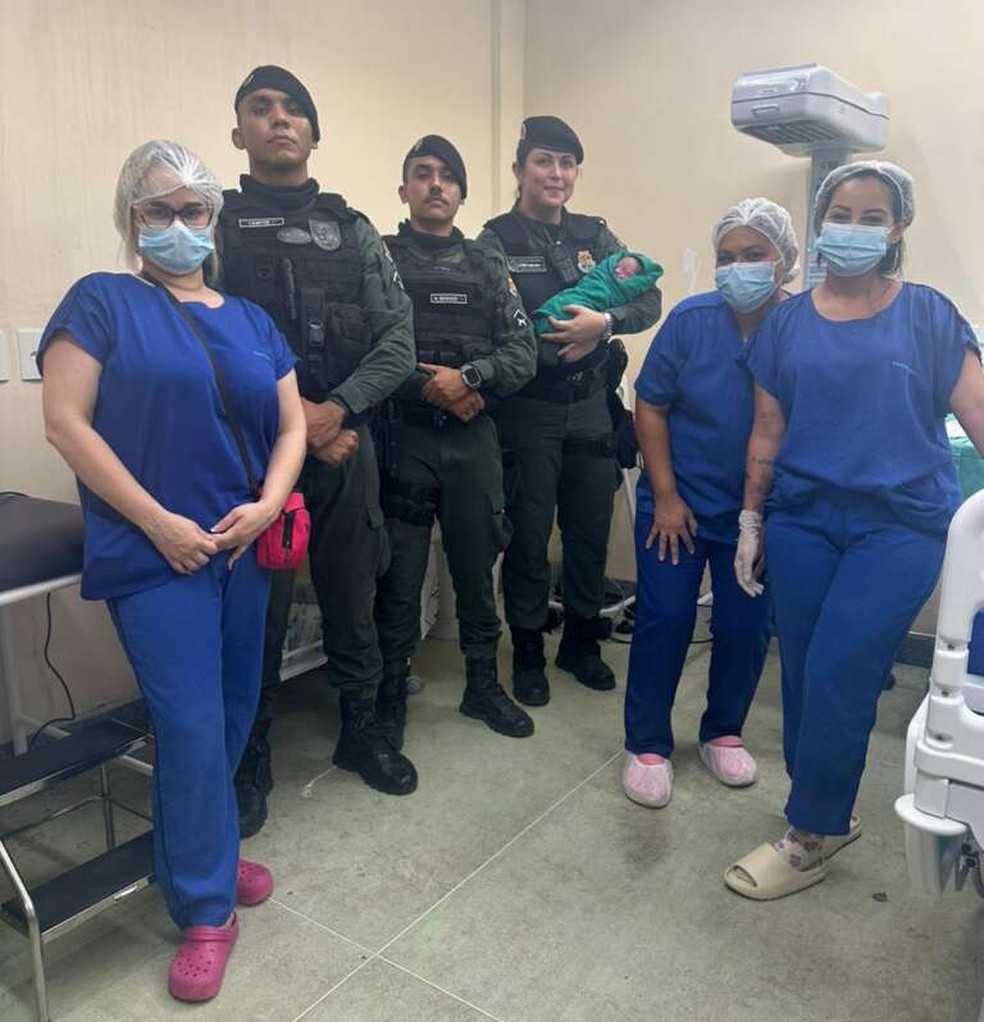 Policiais militares ajudaram no parto de uma mulher grávida em Maracanaú, no Ceará; bebê nasceu na viatura — Foto: PM-CE