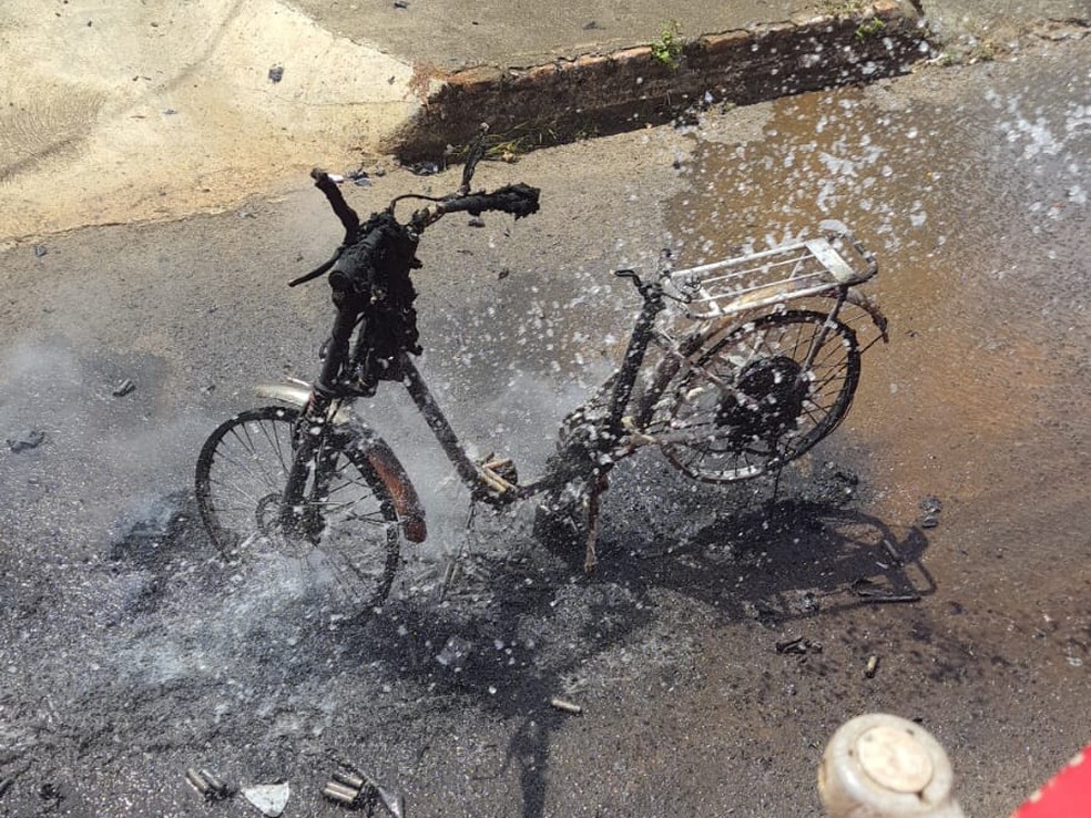Bicicleta fica destruída após pegar fogo — Foto: Corpo de Bombeiros de Araguari