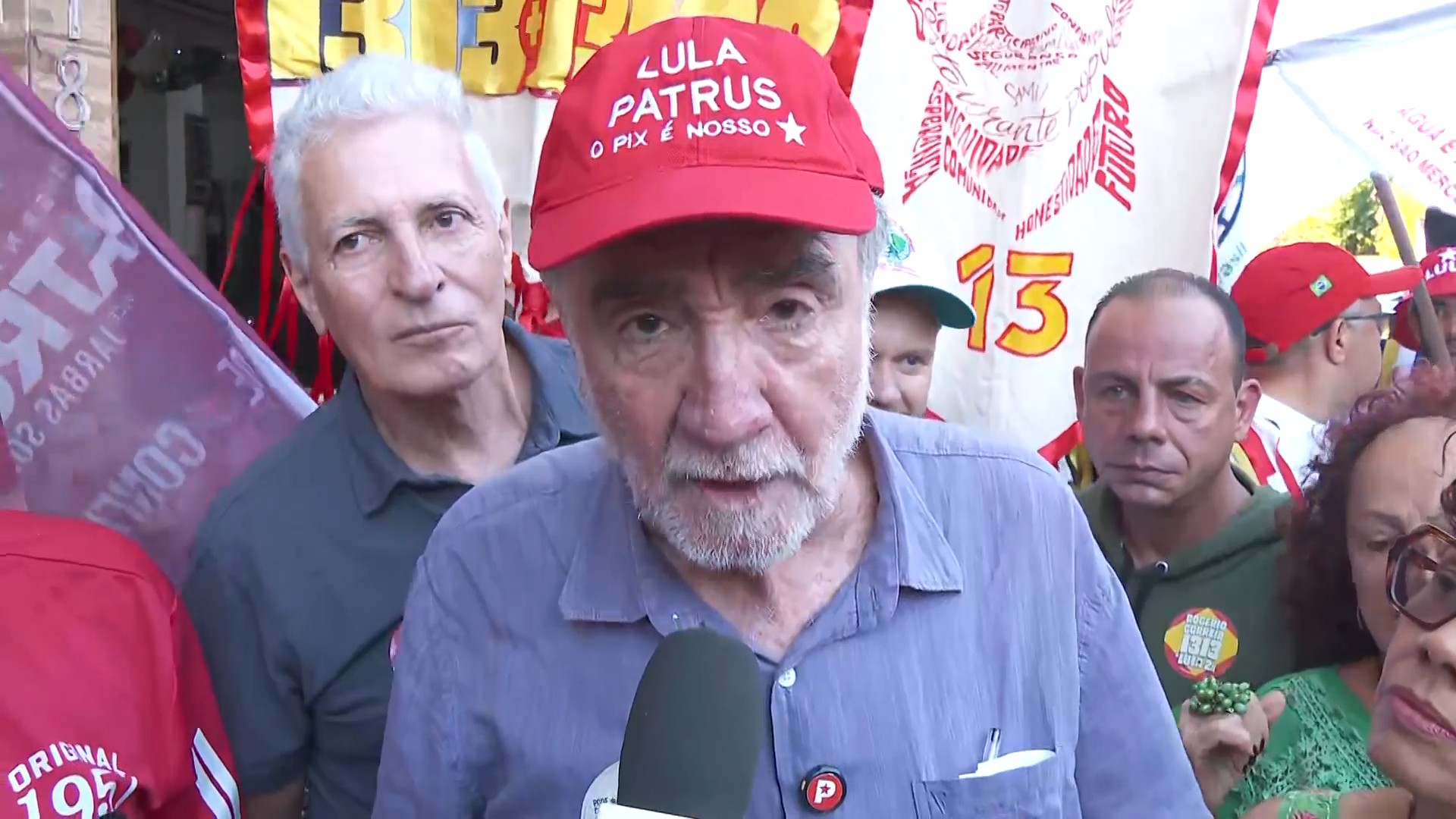 Patrus Ananias defende programa de emprego e renda durante caminhada em BH