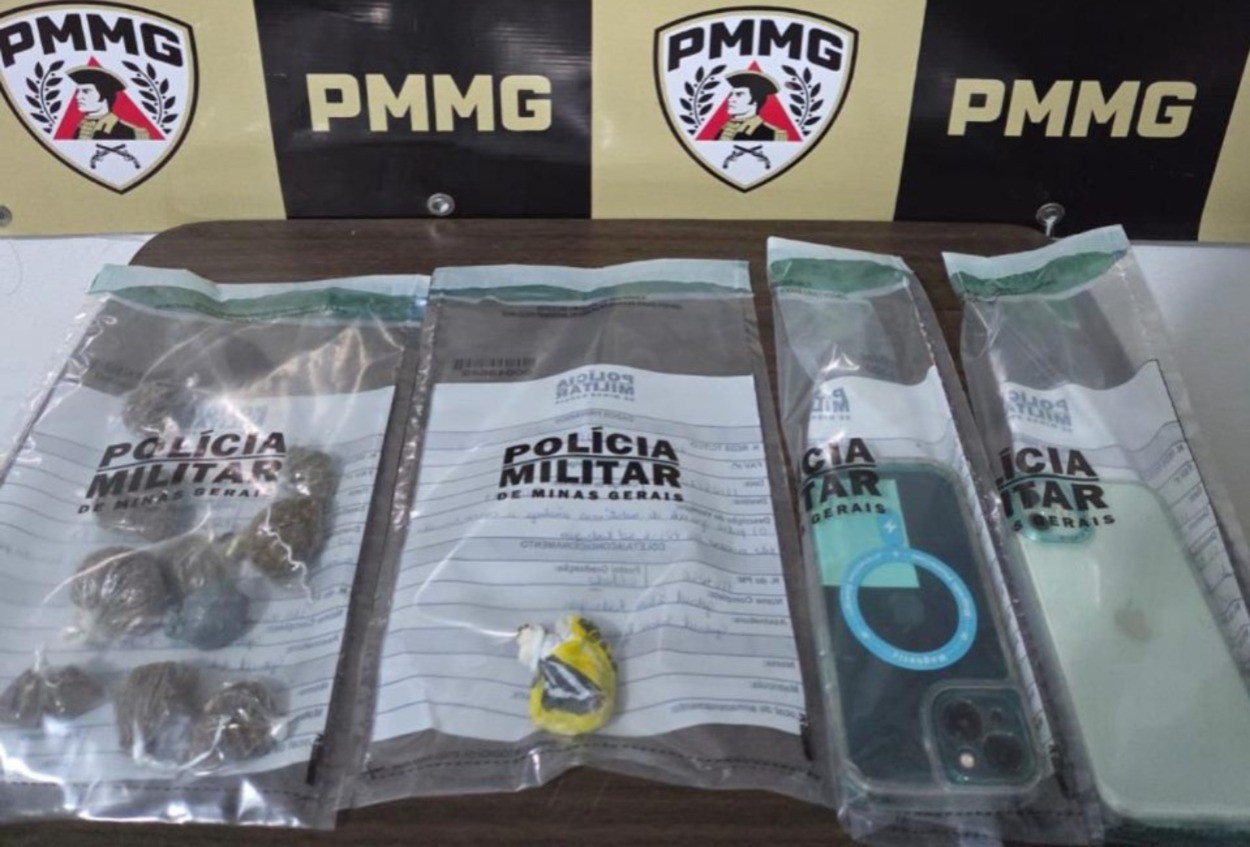 Mulher é presa por tráfico após irmão sair da casa dela com mochila contendo drogas em Central de Minas