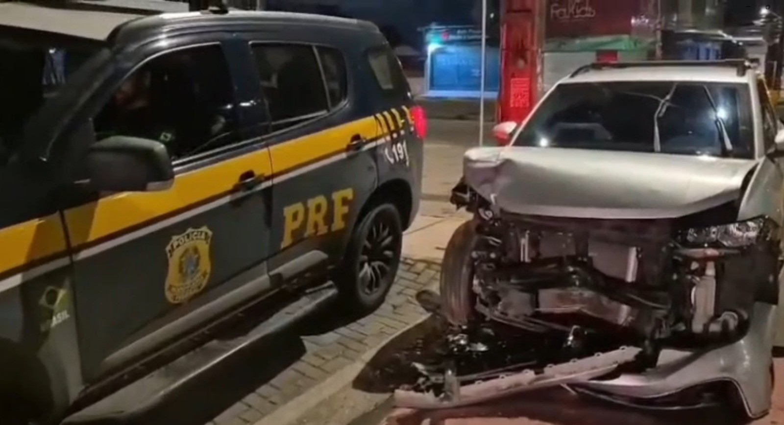 Foragido por homicídio é preso após fugir de bloqueio da PRF e bater carro roubado em três veículos