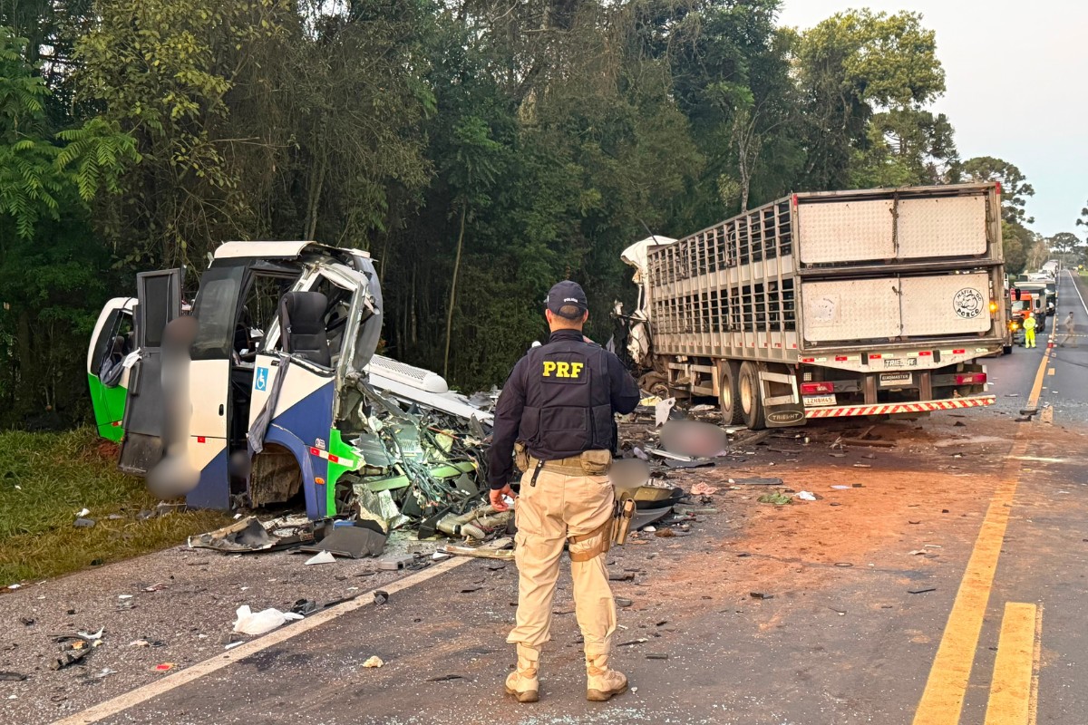 Acidente entre ônibus e carreta deixa 22 mortos e quatro feridos no Paraná