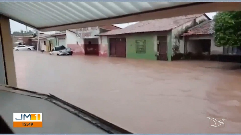 Rio Grajaú transborda e deixa famílias desabrigadas no Maranhão