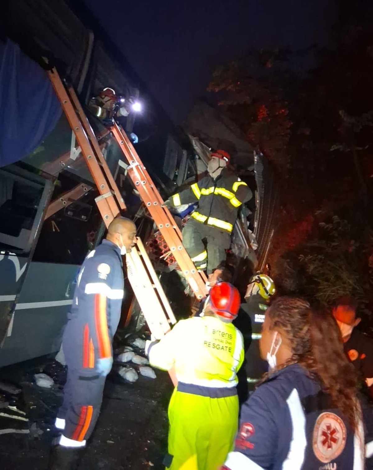 Batida entre ônibus e caminhão deixa ao menos um morto e feridos na BR-381, em MG