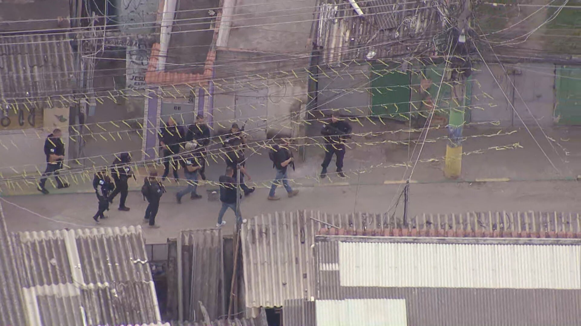 Policiais civis são baleados em ataque de traficantes na Zona Norte do Rio; inspetor foi atingido na cabeça