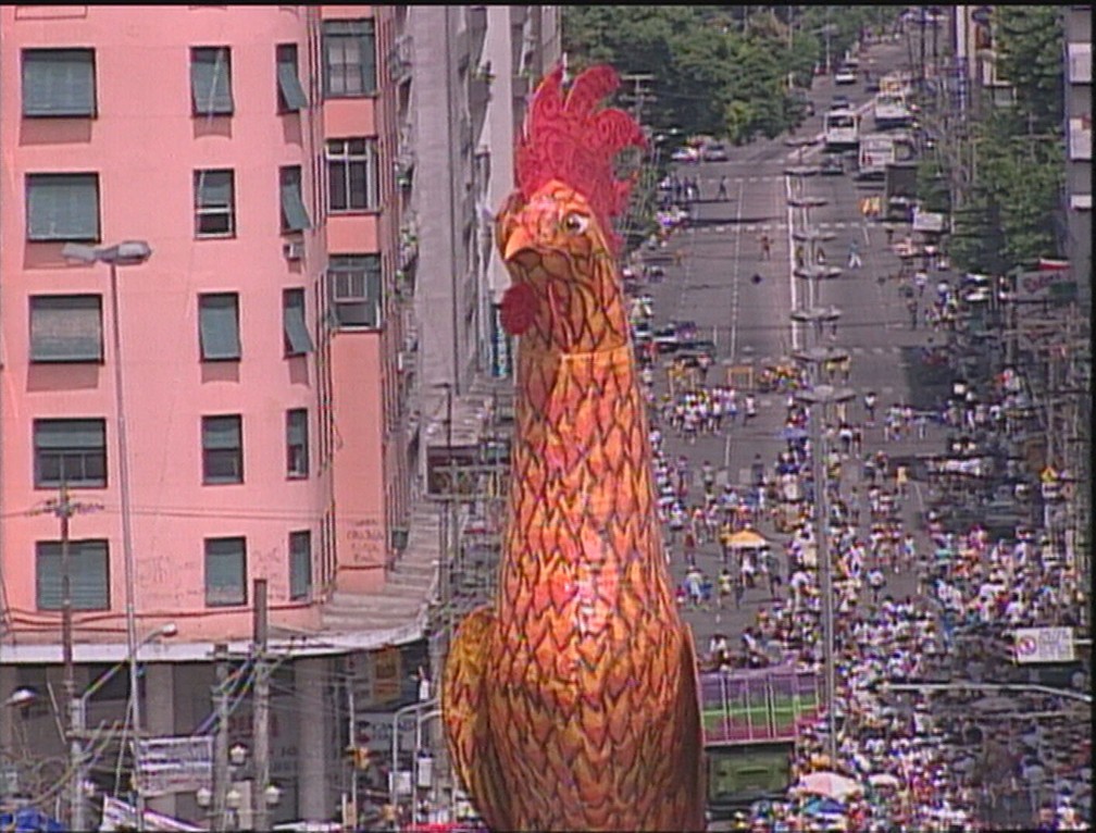 Galo Gigante do carnaval do Recife montado em 1998 — Foto: Acervo/TV Globo