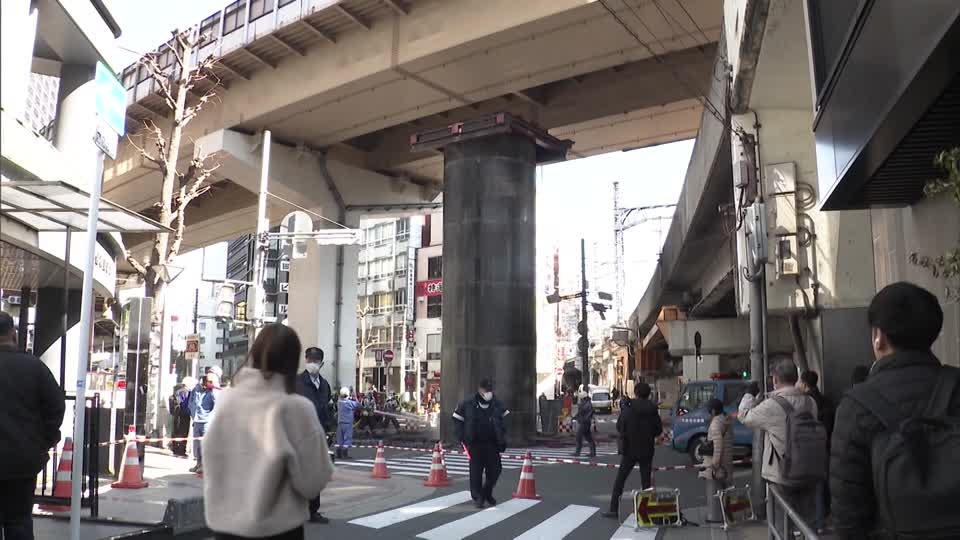 Super Mario? Cano gigante 'salta' do asfalto e fecha via movimentada no Japão