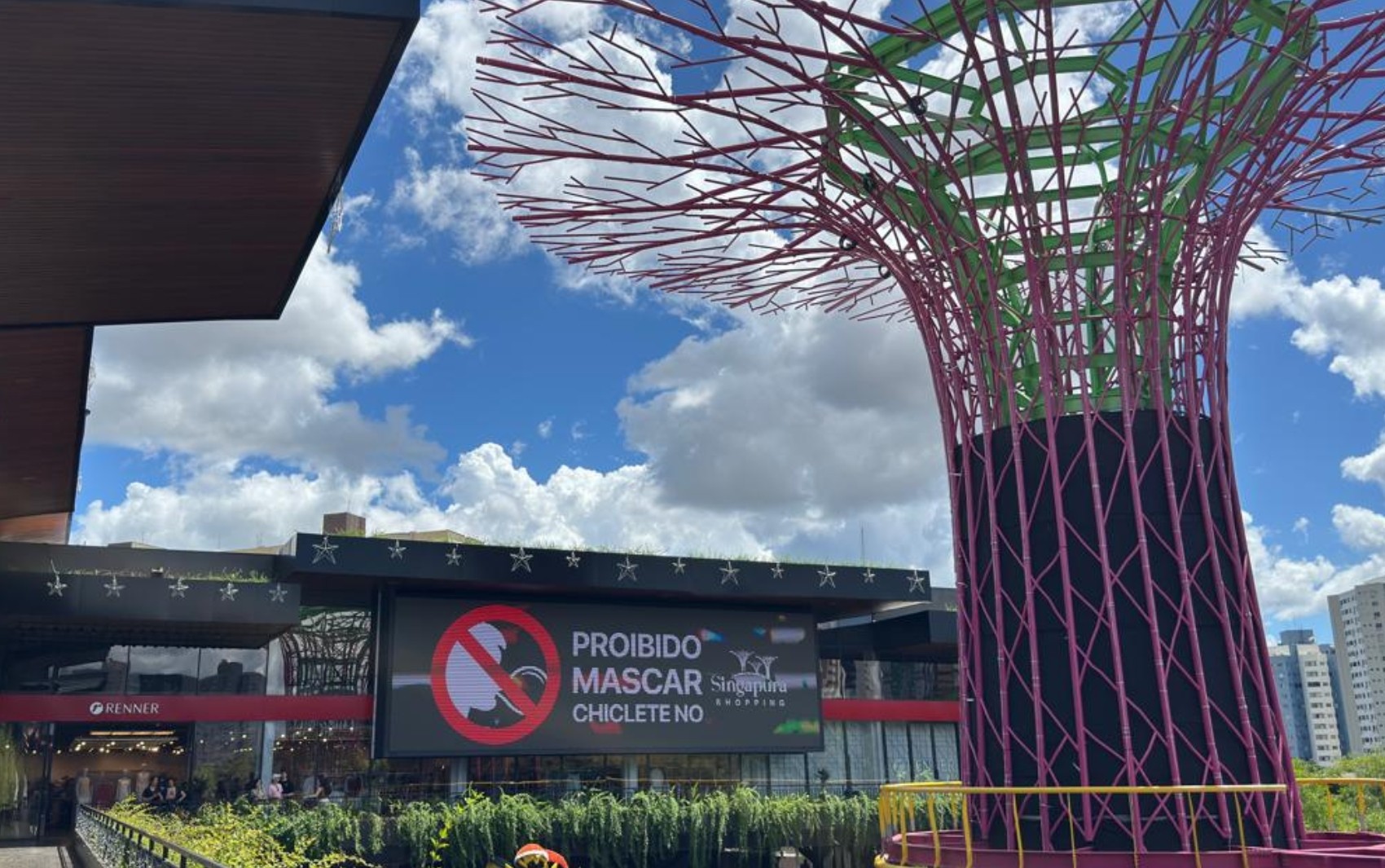 Shopping proíbe clientes de mascar chiclete, em Caldas Novas