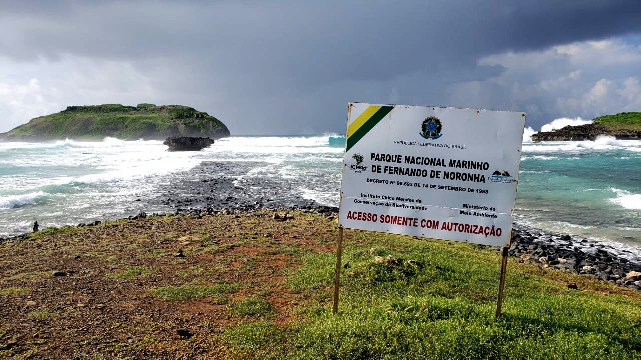 Atrativos do Parque Nacional Marinho de Fernando de Noronha são fechados por causa do mar revolto
