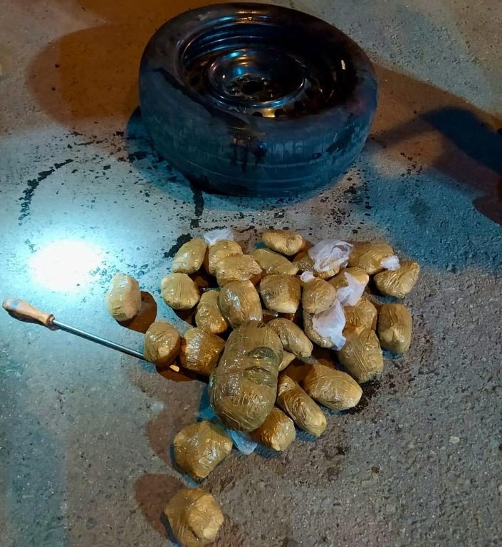 Quase 3 kg de cocaína são encontrados em estepe de carro na Lúcio Meira, em Barra do Piraí 