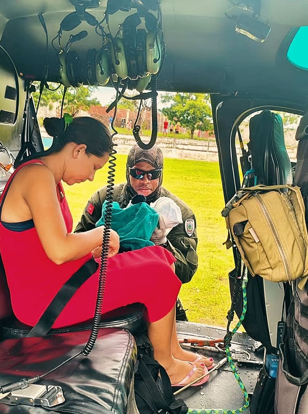 Mulher dá à luz em área isolada por chuvas e é resgatada de helicóptero na PB — Foto: Divulgação/GTA-PB