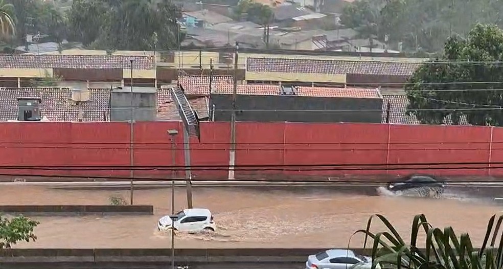 Avenida Miguel Sutil alagada — Foto: TVCA