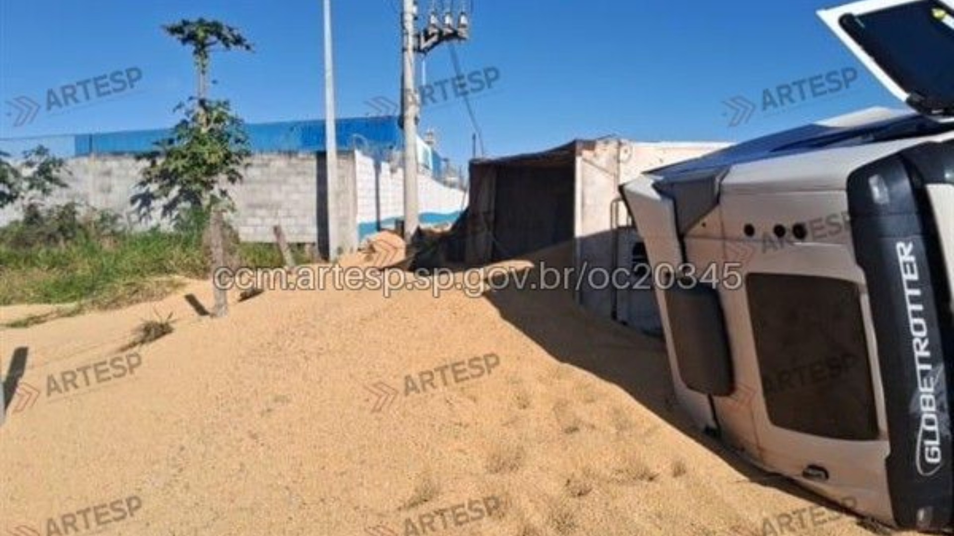 Carreta tomba e derrama carga de soja na Raposo Tavares em Itapetininga