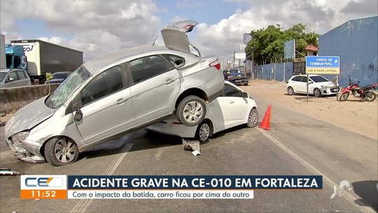 Carros ficam destruídos após batida na CE-010, em Fortaleza - Programa: CETV 1ª Edição - Fortaleza 