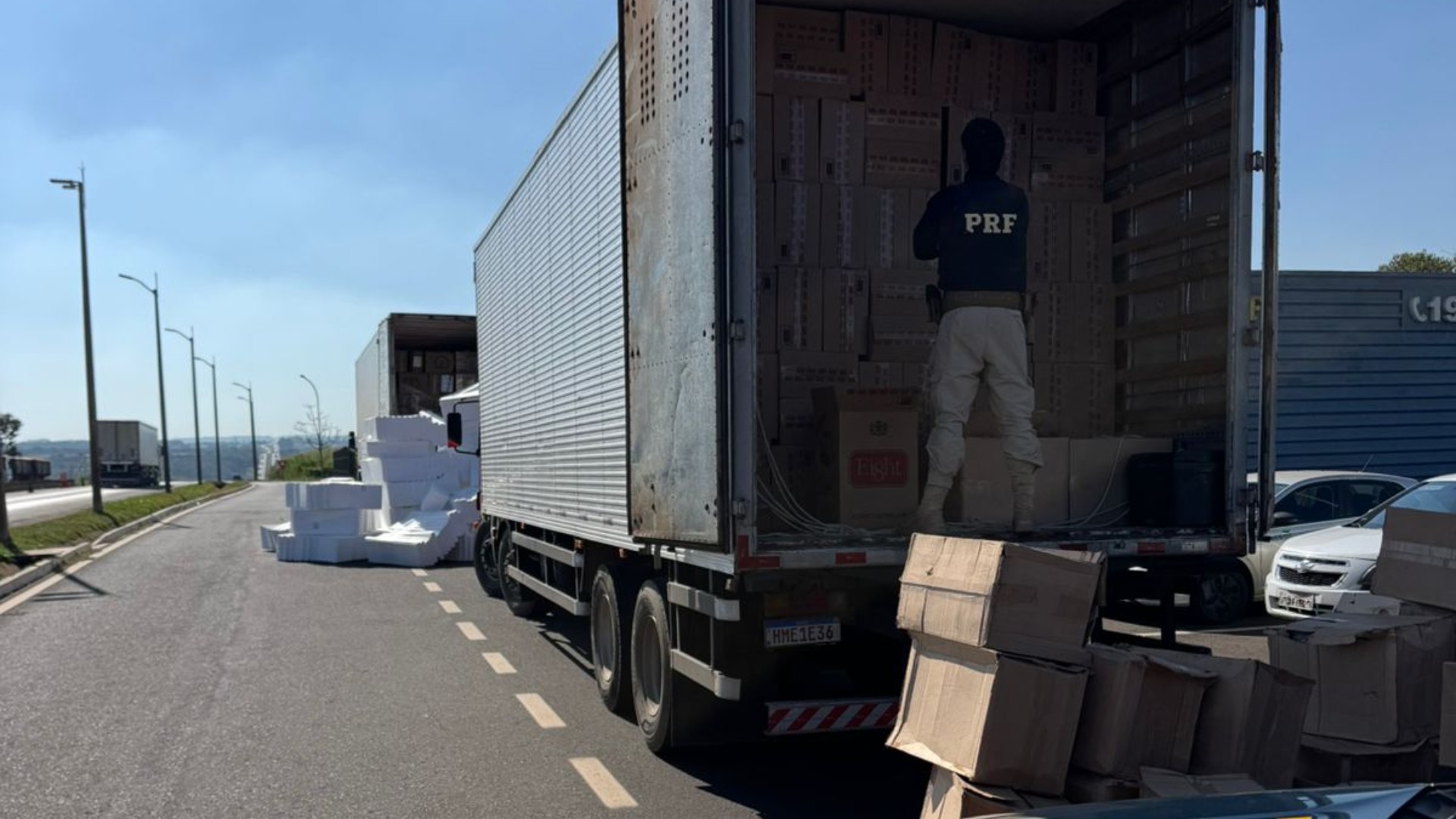 VÍDEO: Mais de 900 mil cigarros contrabandeados são apreendidos na BR-050, em Uberaba