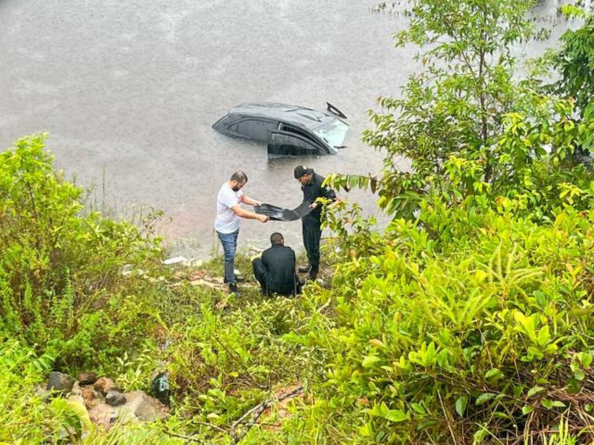 Cinco pessoas ficam feridas após carro aquaplanar, capotar e descer ribanceira em Rorainópolis 