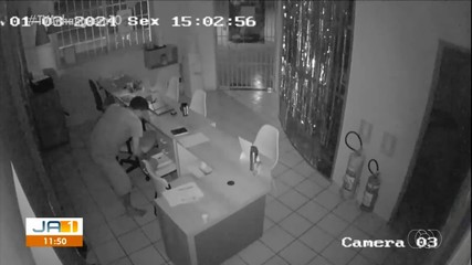 Câmeras de segurança flagram roubo em escolas de idiomas em Gurupi
