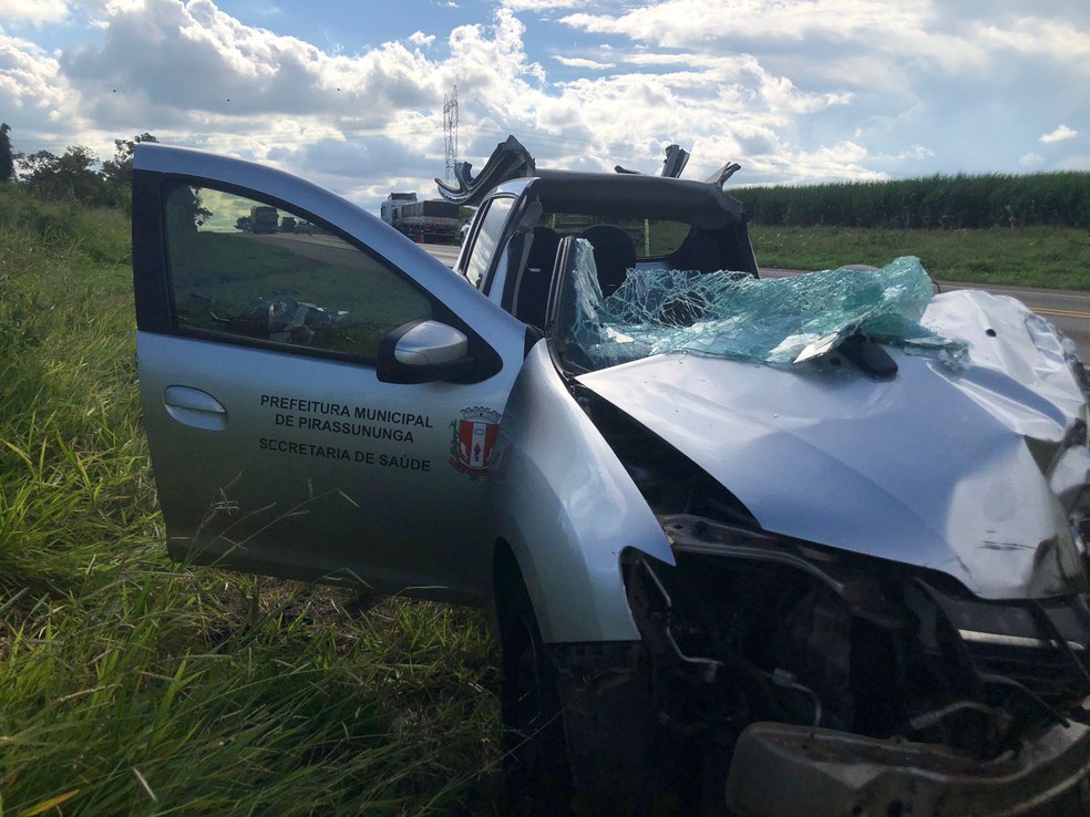 Carro da Secretaria de Saúde de Pirassununga se envolve em acidente com caminhões, quatro pessoas ficaram feridas — Foto: EPTV