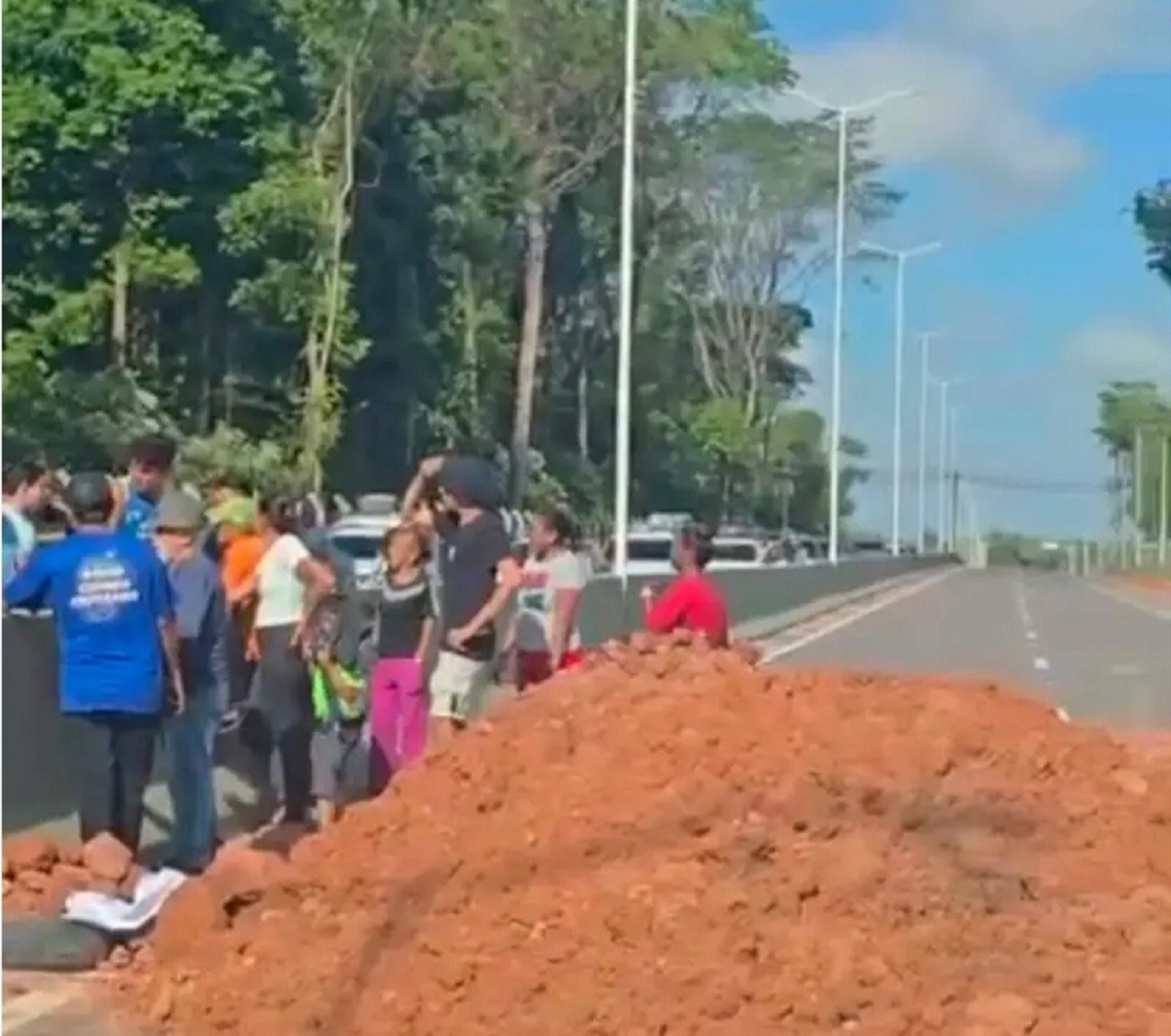 Trabalhadores protestam por atraso de pagamento e interditam trecho da Avenida Liberdade, em Belém