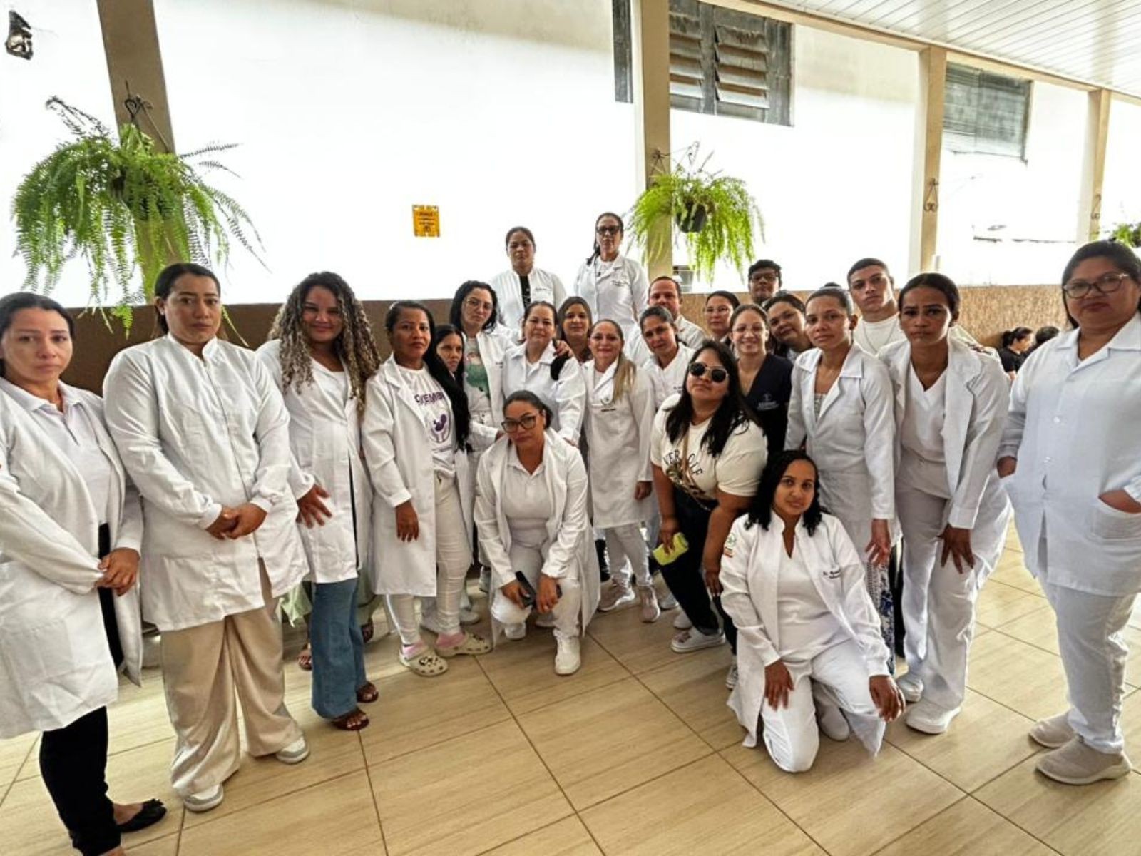 Ex-alunos, amigos e familiares se despedem de inspetoras mortas em ataque a colégio no Acre