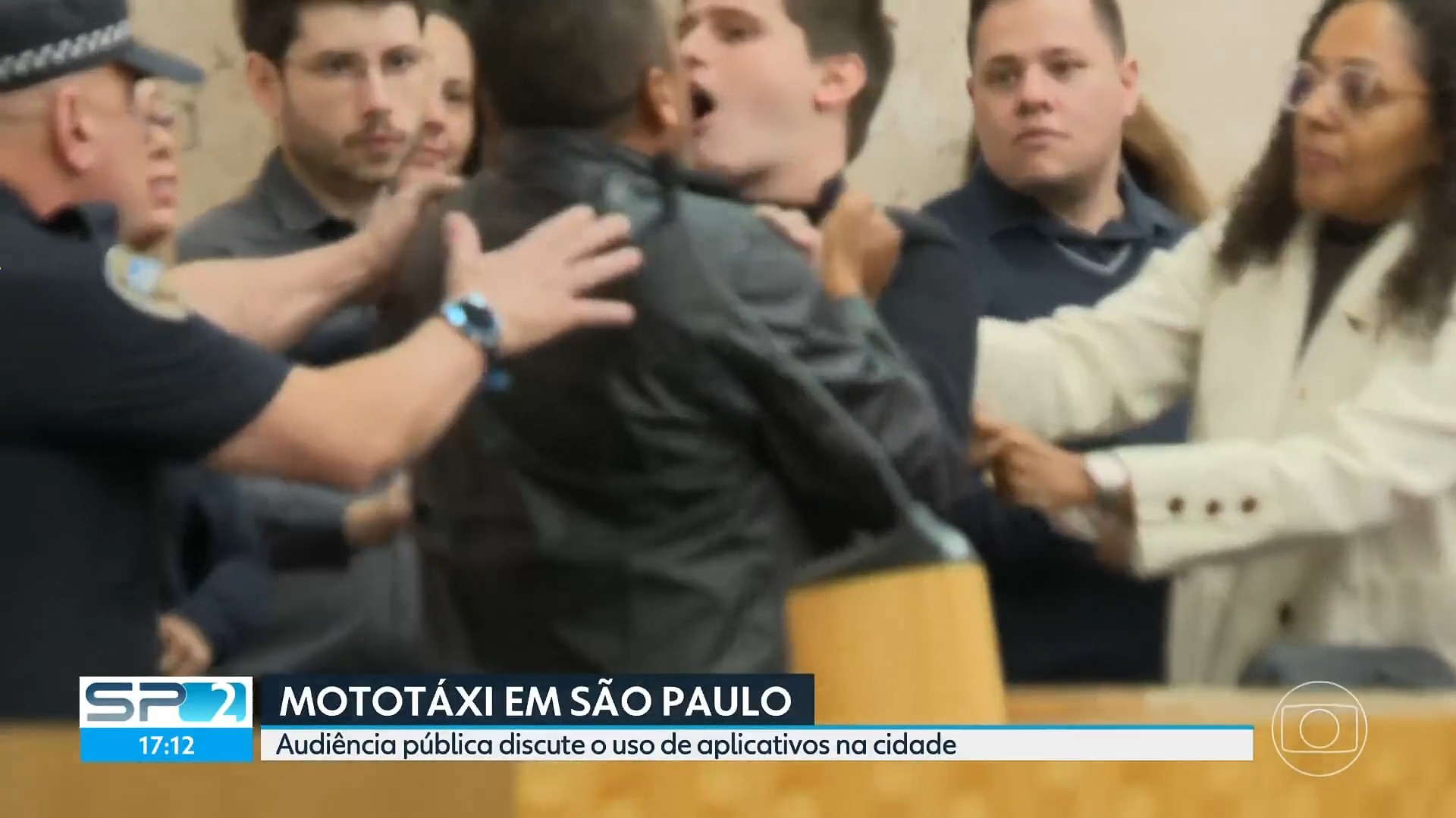Vereador Lucas Pavanato e presidente do Sindimoto-SP trocam empurroões na Câmara em audiência sobre serviço de moto por app