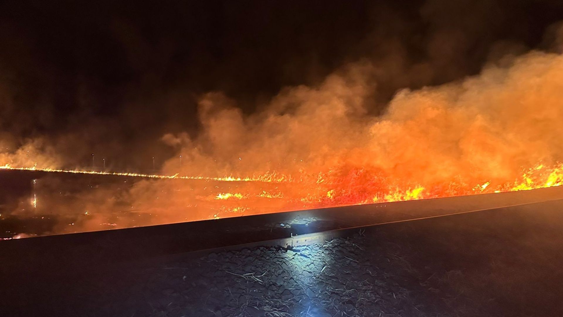 Incêndio atinge área de equivalente a 13 campos de futebol no interior de SP