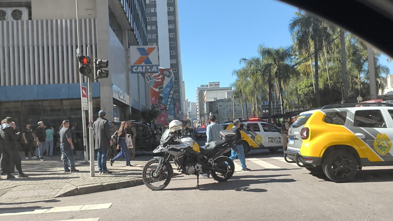 Duas pessoas ficam feridas após disparos de tiros na Praça Carlos Gomes, em Curitiba