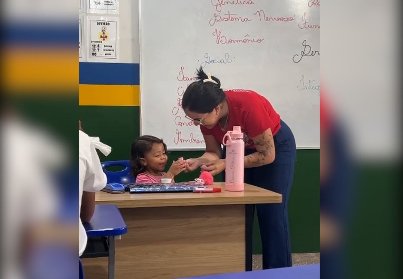 'Grata pelo apoio', diz estudante que teve ajuda de professora para cuidar da filha durante aula