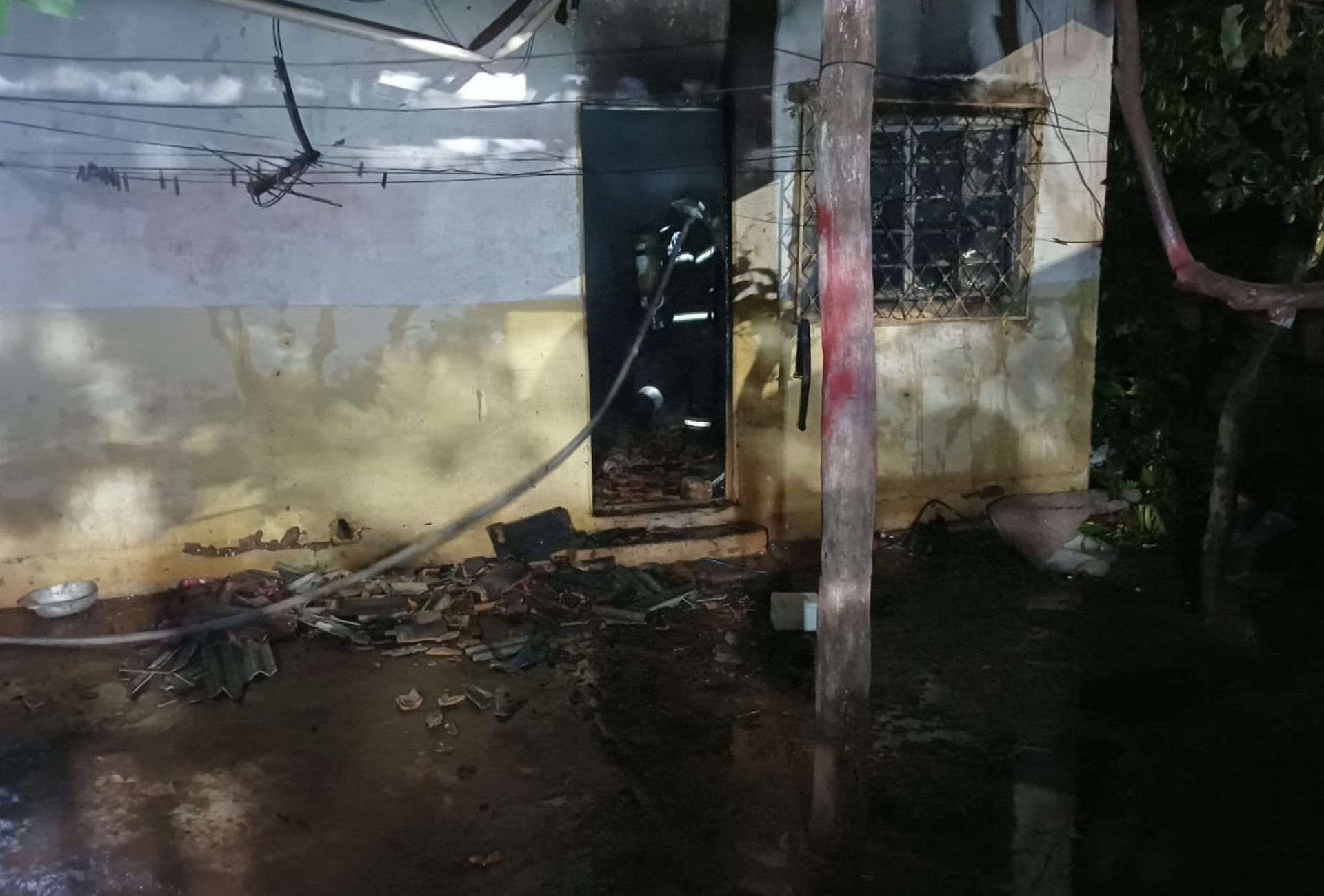 Vela acesa para santo provoca incêndio e destrói casa em Ladário