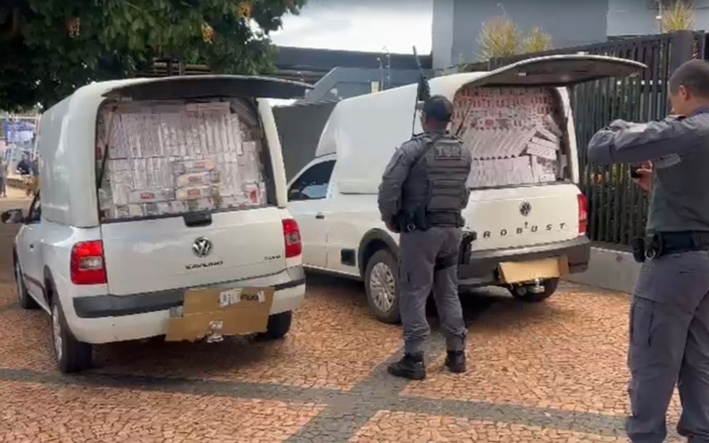 Araçatuba-SP: Polícia apreende maços de cigarro contrabandeados em compartimento de carga de veículos furgão em rodovia