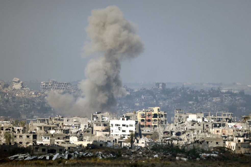 Foto tirada do lado israelense da fronteira com a Faixa de Gaza mostra nuvens de fumaça subindo de explosõesapós o anúncio do acordo de cessar-fogo entre Israel e o Hamas. — Foto: Menahem Kahana/ AFP