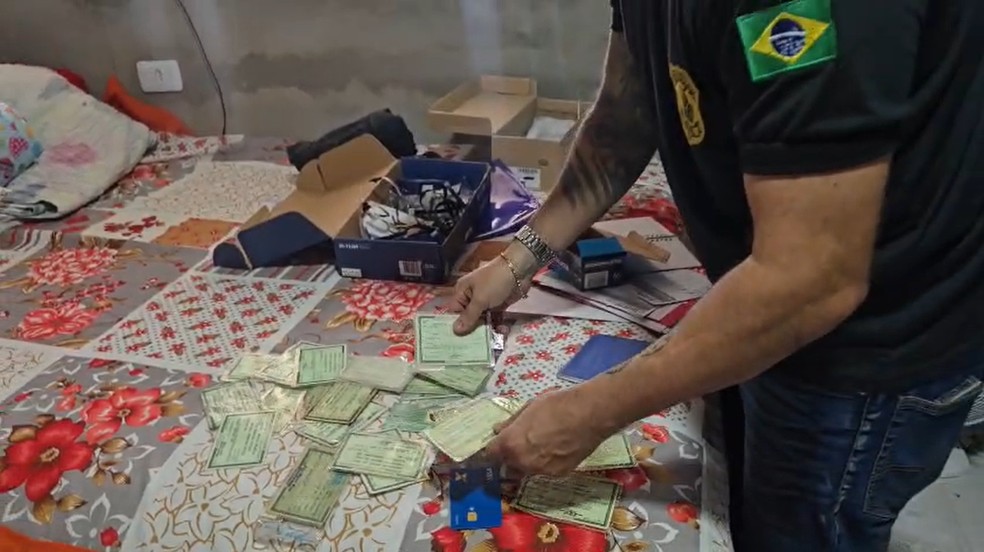 Na operação, agentes apreenderam dinheiro, armas, carros e documentos de identidade — Foto: Reprodução/Rede Amazônica