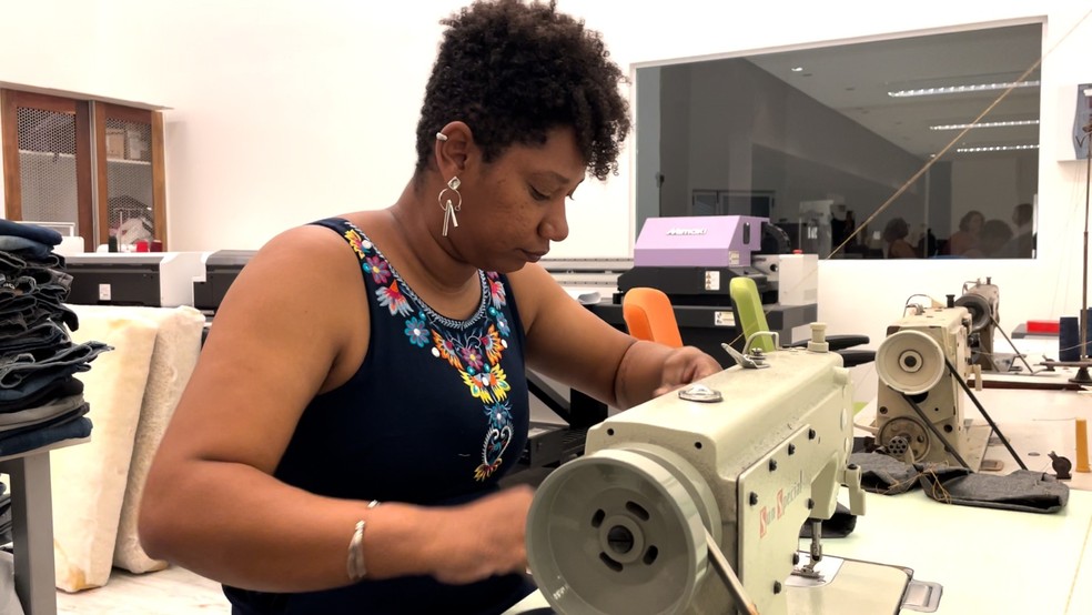 Elanie Souza é empreendedora desde os 17 anos no setor de confecção em Pernambuco. — Foto: Edivaldo Coelho / TV Asa Branca