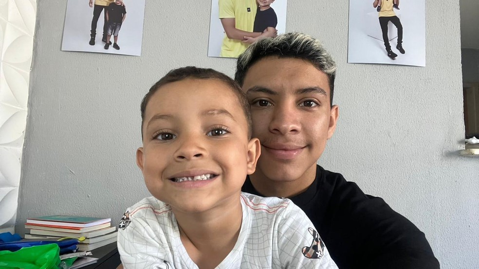 Douglas Santos viralizou nas redes sociais mostrando a rotina com o filho, Erick Dylan, no Ceará. — Foto: Arquivo pessoal