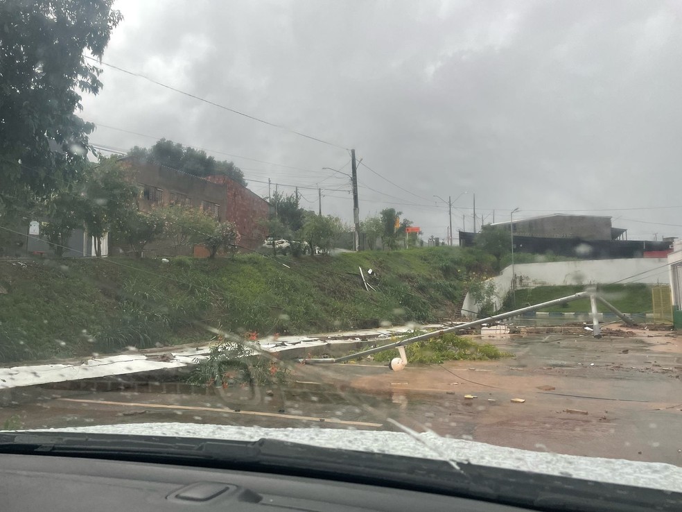 Muro da UPA do bairro Jardim Leblon caiu durante temporal em Cuiabá — Foto: Eunice Ramos/TVCA