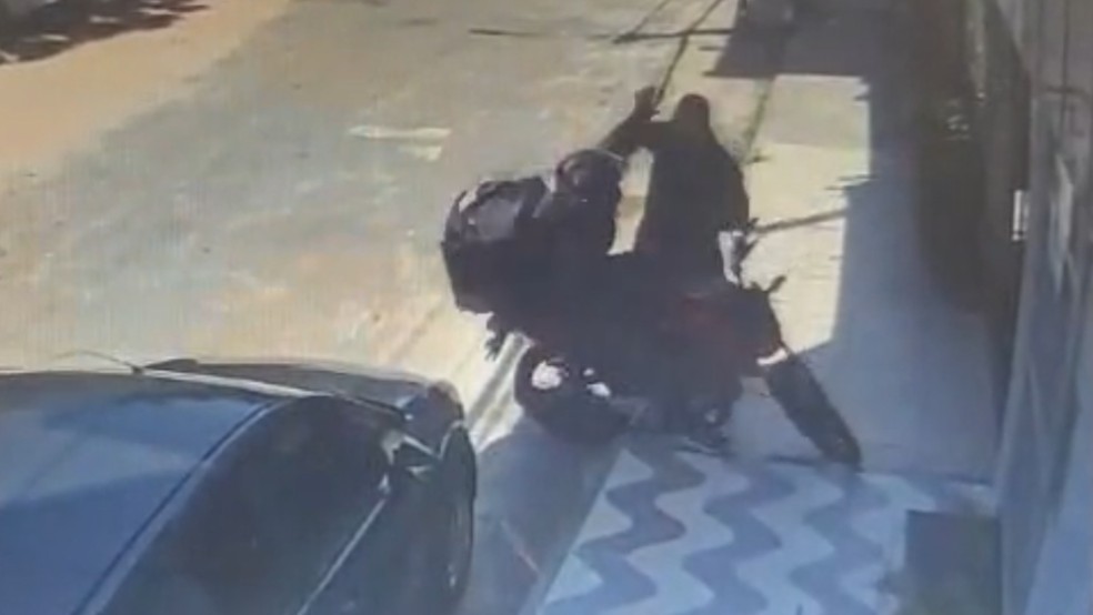 Homem se irrita com buzina e agride entregador em Fortaleza — Foto: TV Verdes Mares/Reprodução