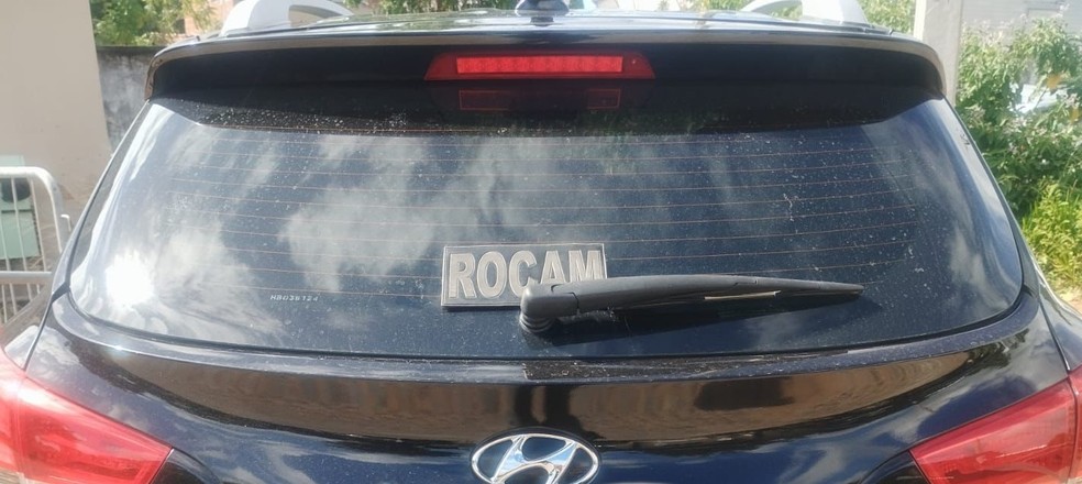 Carro recuperado pela polícia na manhã deste domingo (4) era dirigido por adolescente de 15 anos — Foto: PM/Divulgação