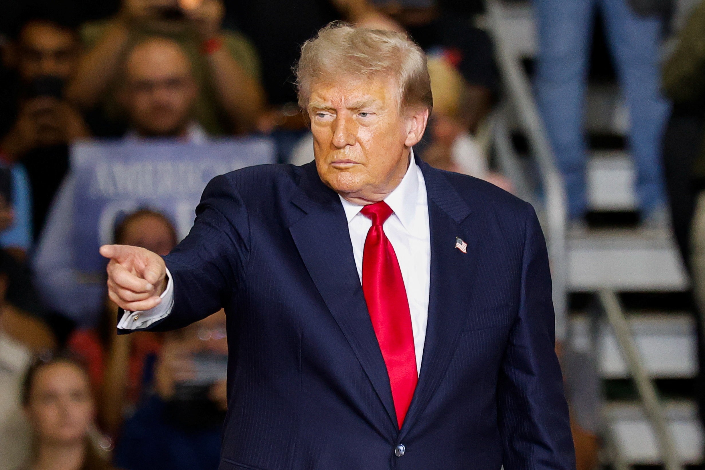 VÍDEO: Manifestante interrompe discurso de Trump e o chama de 'protetor de pedófilo'