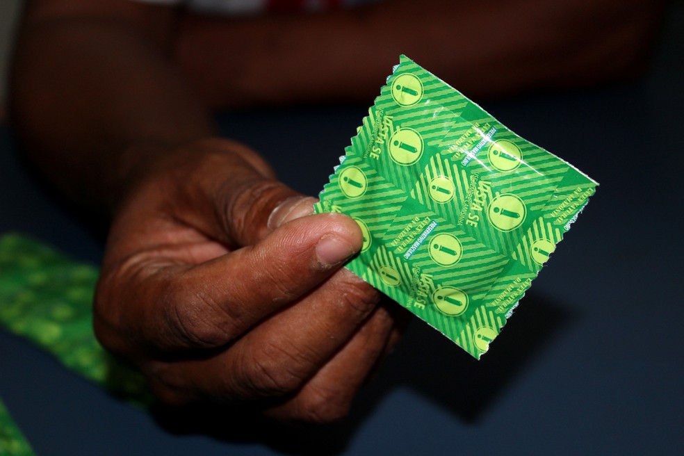 Camisinha é usada na prevenção contra ISTs — Foto: Caroline Aleixo/g1/Arquivo